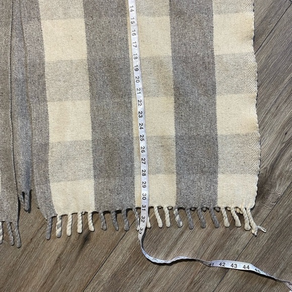 WOMENS Plaid Grey and Beige Fringe Collared Pancho - Picture 4 of 8